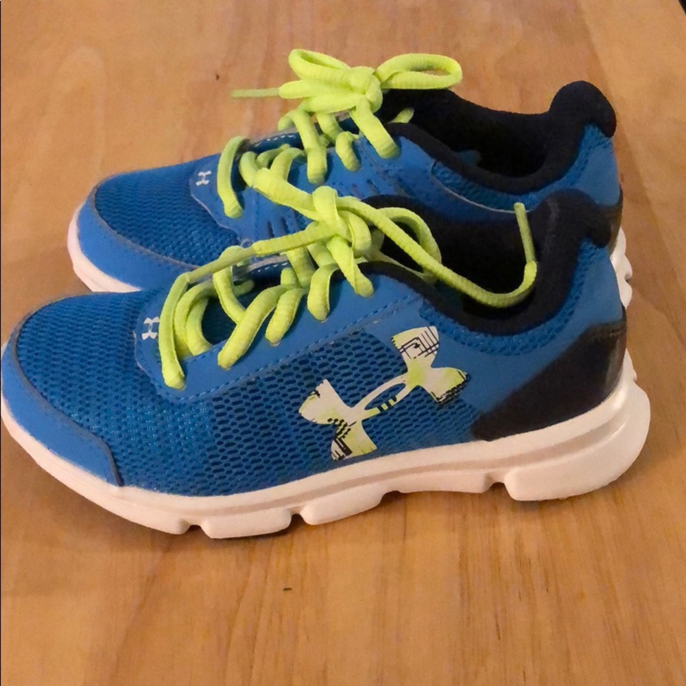 10.5 kids Under Armour Electric Blue/Navy. Swift